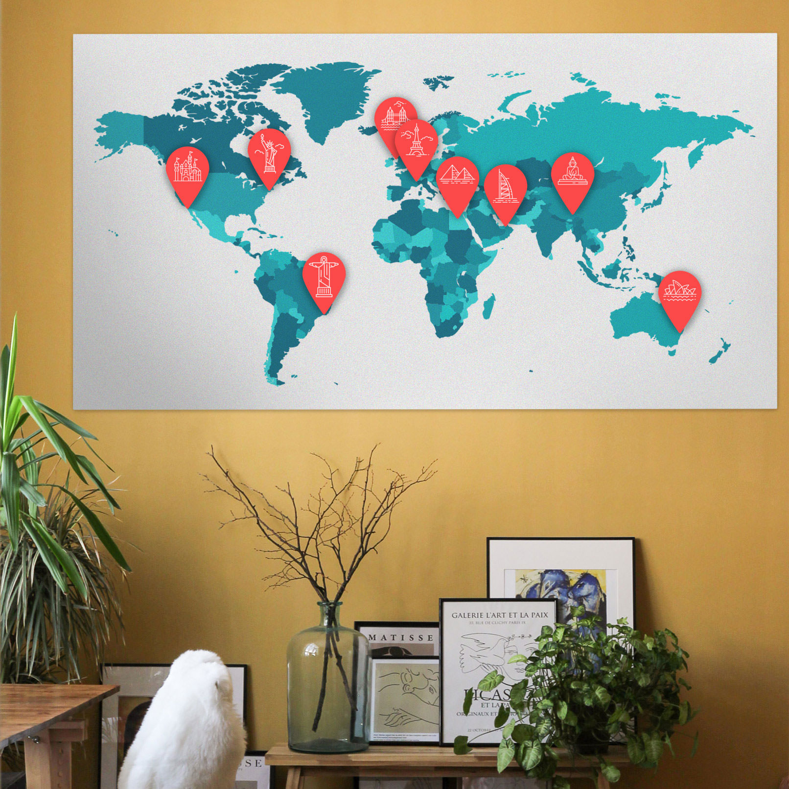 Icons zu den Themen Reisen und Urlaub auf einer Weltkarte