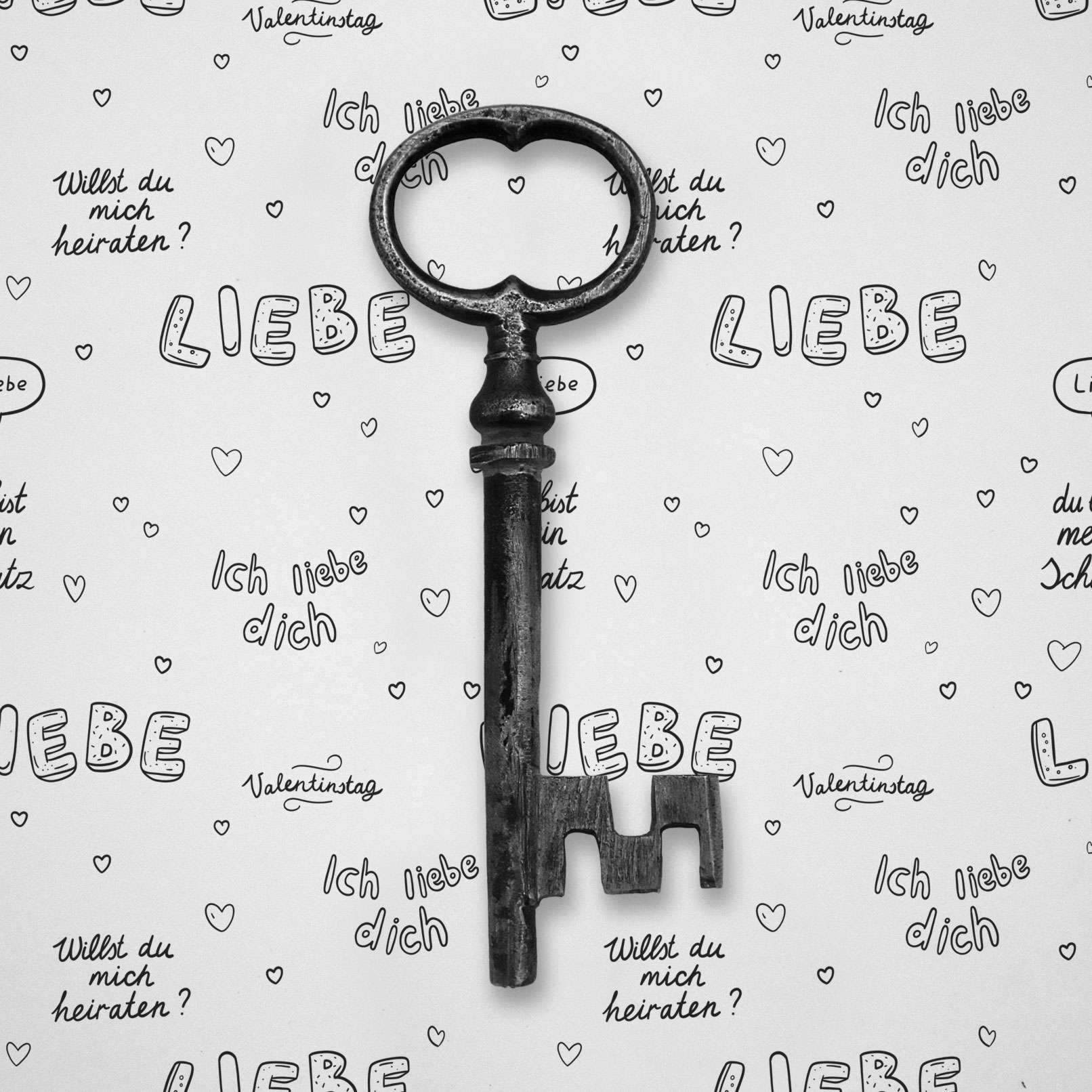 Bild eines Schlüssels mit einem Hintergrund aus Mustern für den Valentinstag