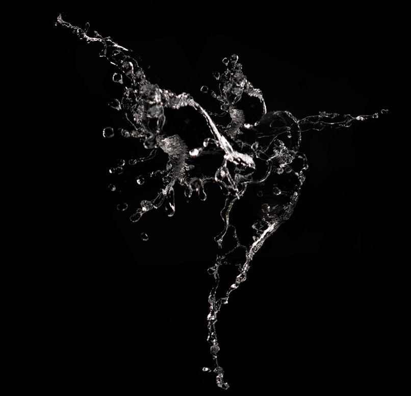 Foto von Wasserspritzern vor schwarzem Hintergrund zur Einarbeitung in Fotomontagen.