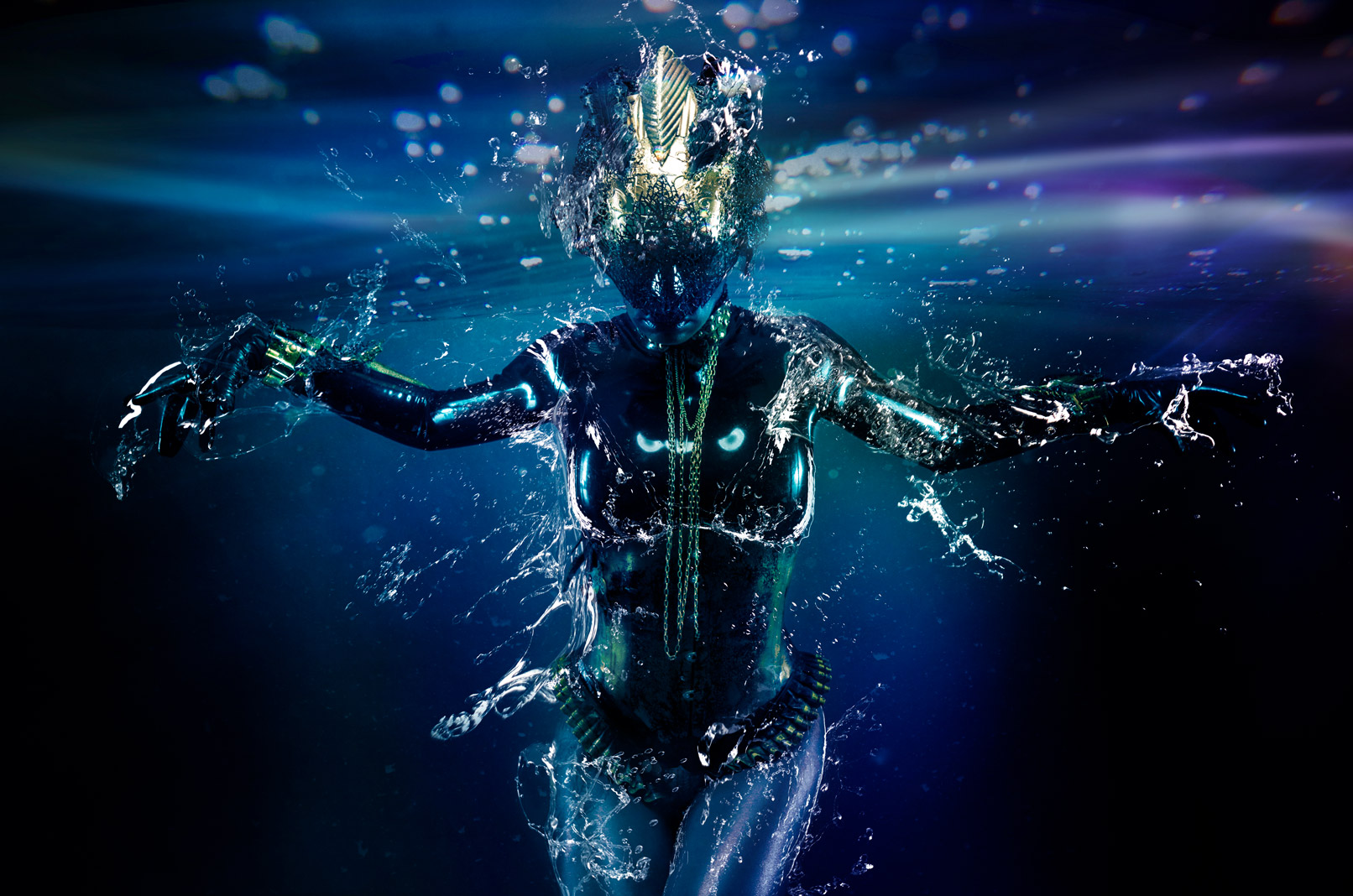 Alienartige Frau unter Wasser. Dem Bild wurden Texturen mit Wassertropfen und Wasserspritzern hinzugefügt.